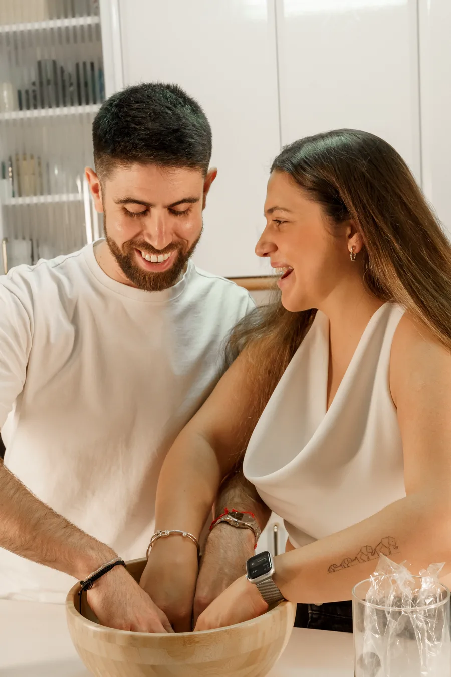 Marta y Carlos riendo en la cocina