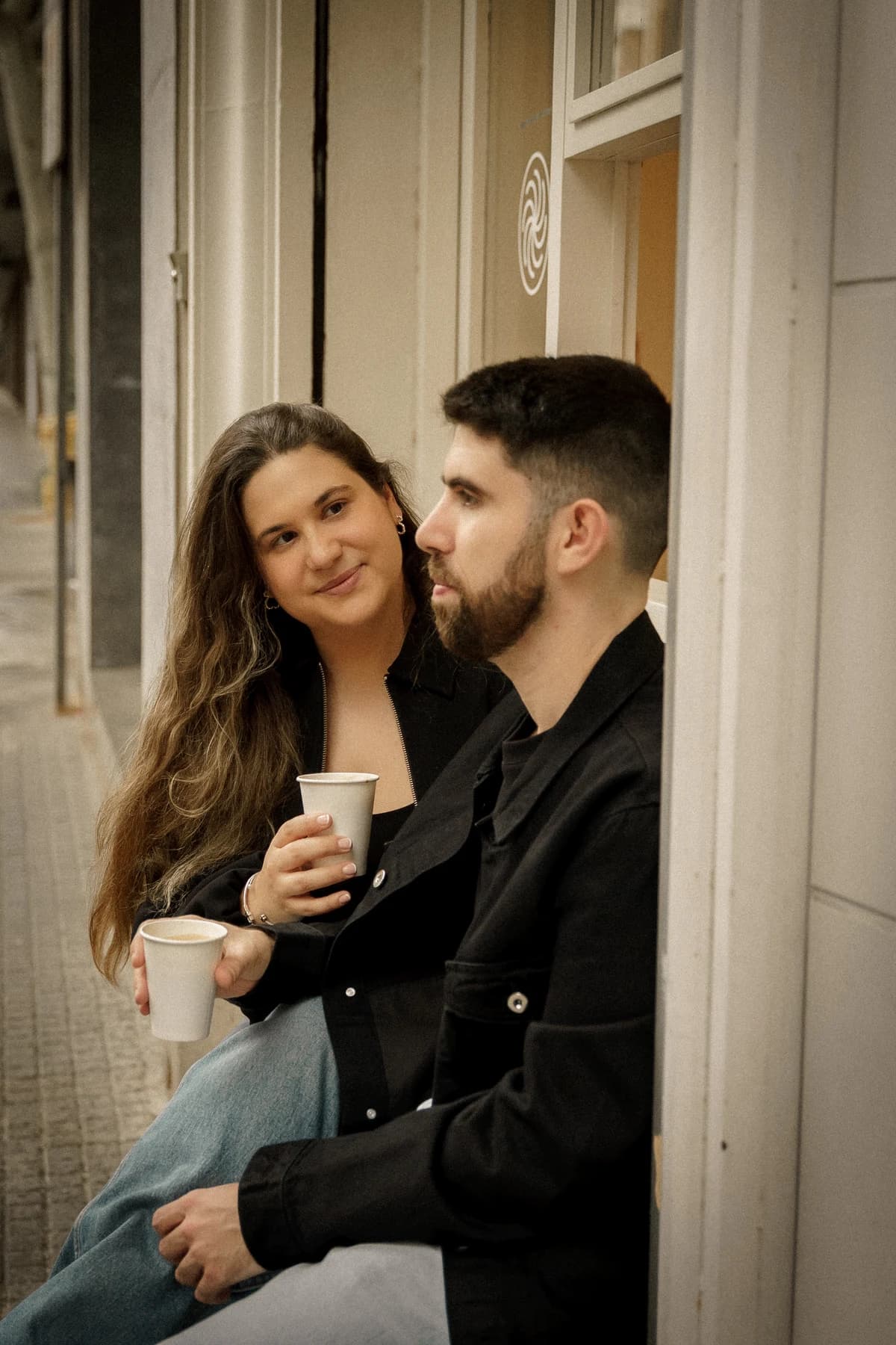 Marta y Carlos cogidos de la mano al aire libre