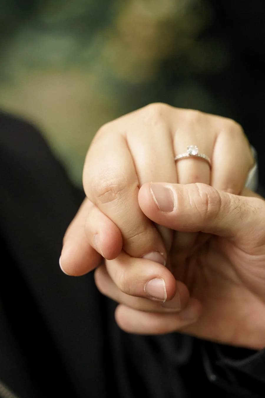 Detalle del anillo de compromiso de Marta